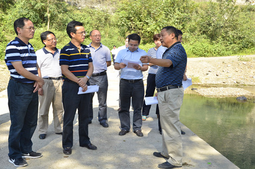 视察老虎洞河河道治理.jpg