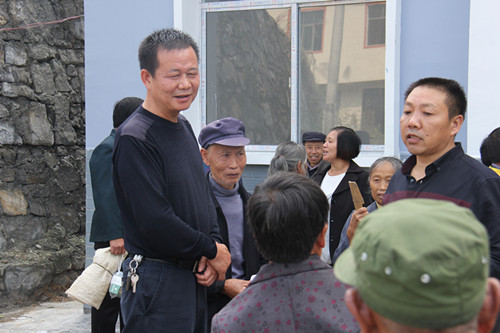 县人大常委会副主任田延初在现场同养殖户交谈_副本.jpg